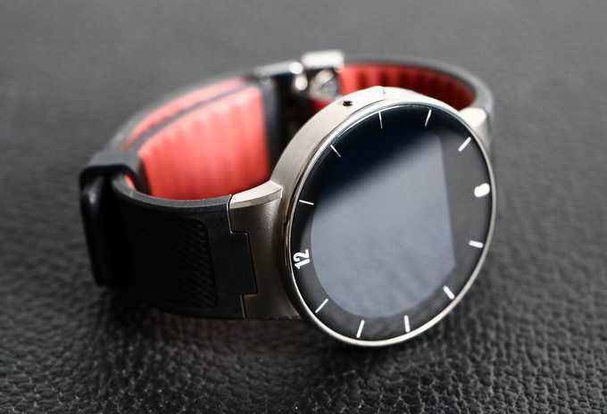 L'Alcatel One Touch Watch dispose d'un design élégant à la fois moderne et sportif.
