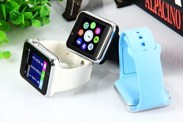 L'A1 smartwatch est disponible en trois couleurs : bleu, noir et blanc