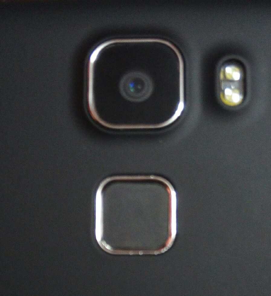 Appareil photo principal, double flash LED et lecteur d'empreintes digitales du Umi Marteau S.